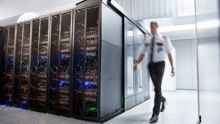 Ciberseguridad: Un guarda de seguridad controla la sala de servidores